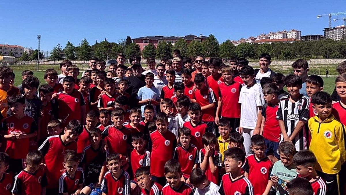 Cengiz Ünder'den Sındırgı'ya Ziyaret: Genç Yeteneklere İlham Kaynağı Oldu