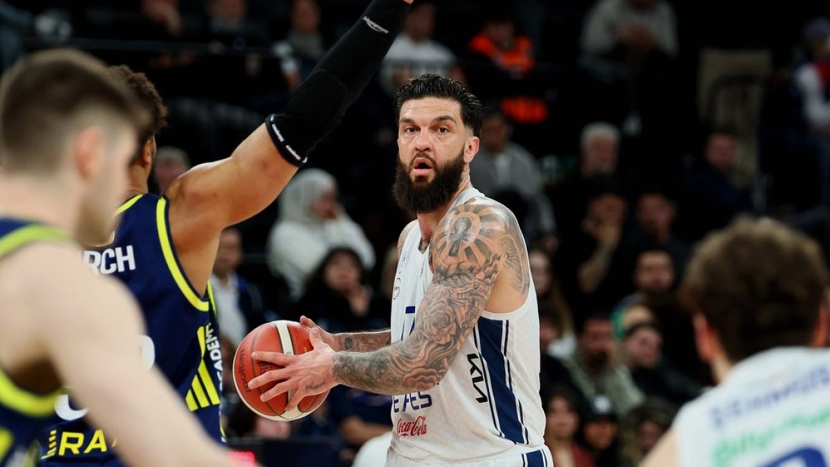 Anadolu Efes'e Kötü Haber: Vincent Poirier Sahalardan Uzak Kalacak
