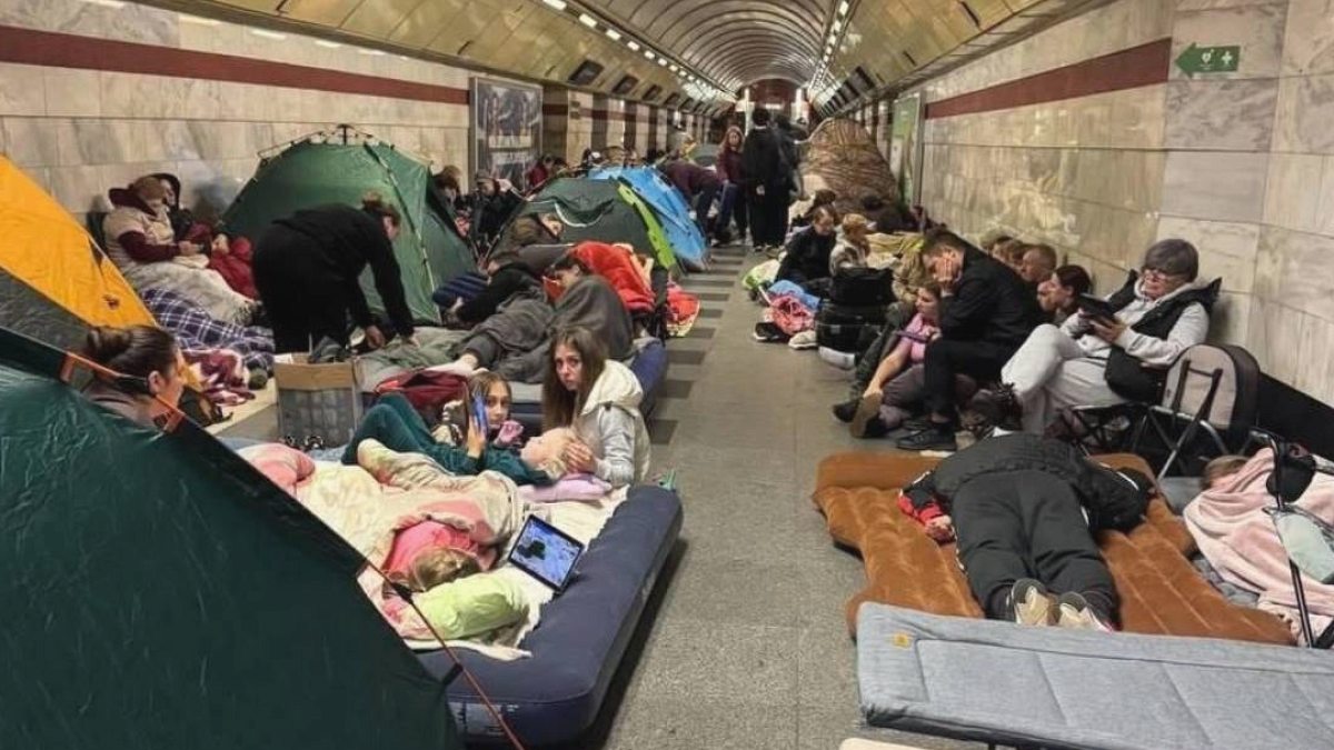 Ukrayna'da Şiddetli Saldırılar: Şehirler Yıkılırken Metro Tünelleri Sığınak Oldu