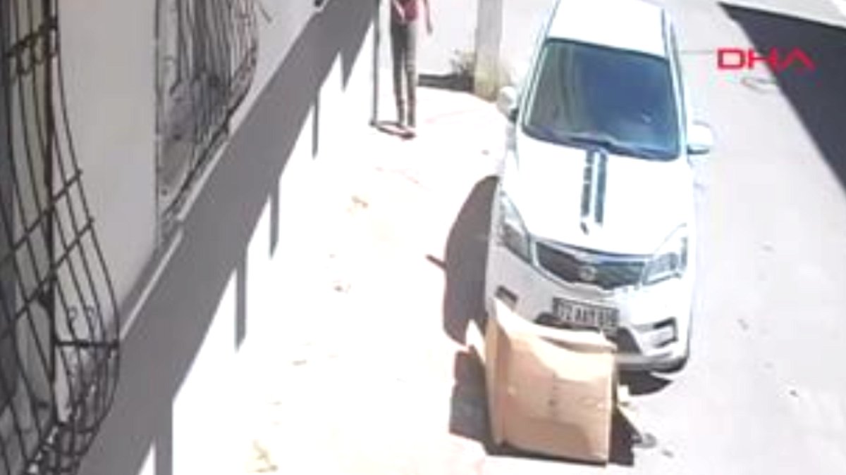 Çocukların Çakmağıyla Başlayan Yangın Otomobili Küle Çevirdi