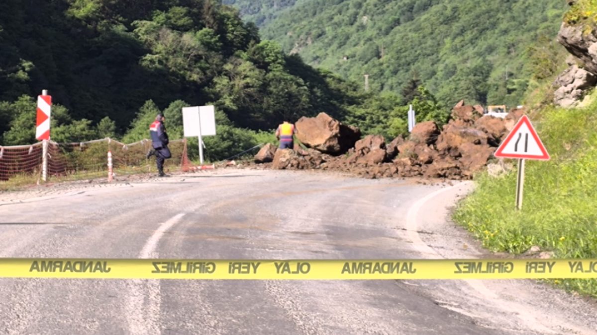 Trabzon-Bayburt Yolu Heyelan Nedeniyle Kapanırken Ekipler Seferber Oldu