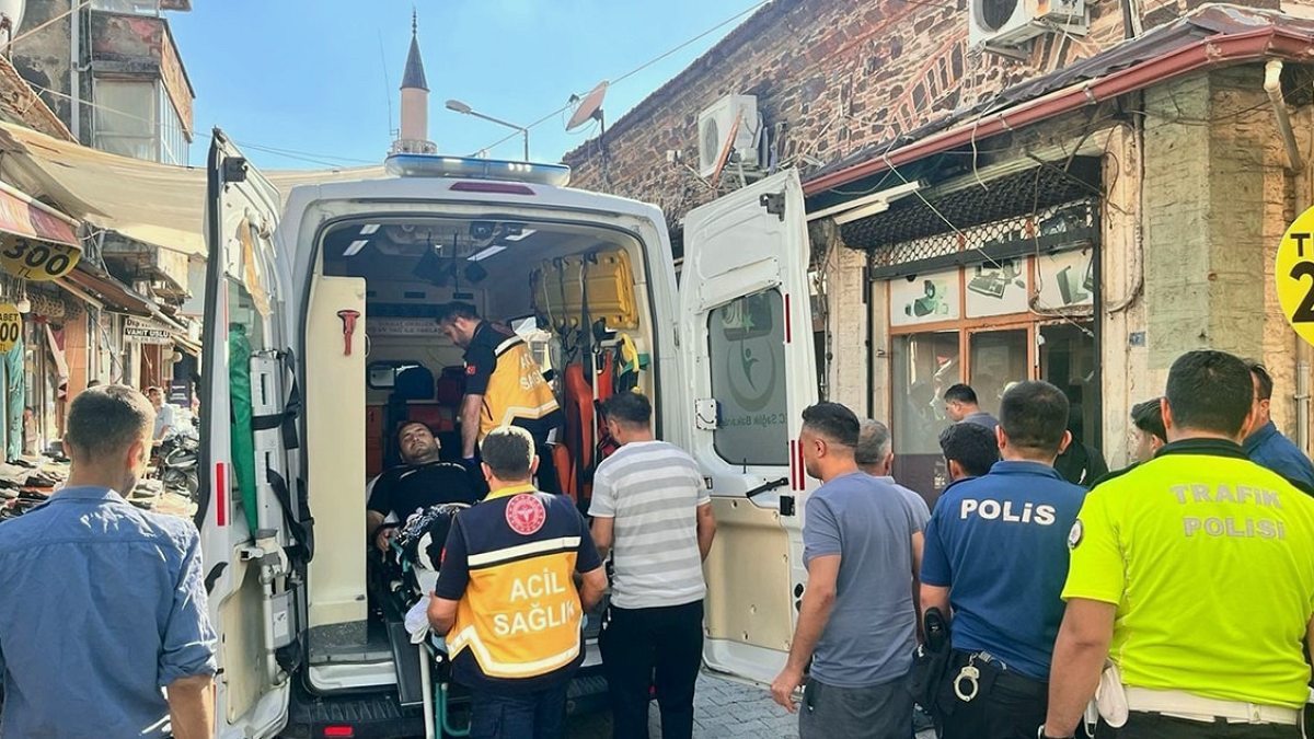 Manisa'da Kahvehane Önünde Kanlı Tartışma: 2 Yaralı