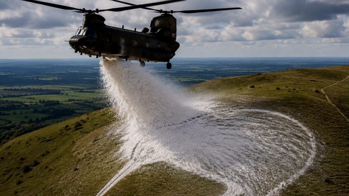 Askeri Helikopterle Tepeye Tonlarca Tebeşir Taşıdı: Dev Kivi Figürü Yenilendi