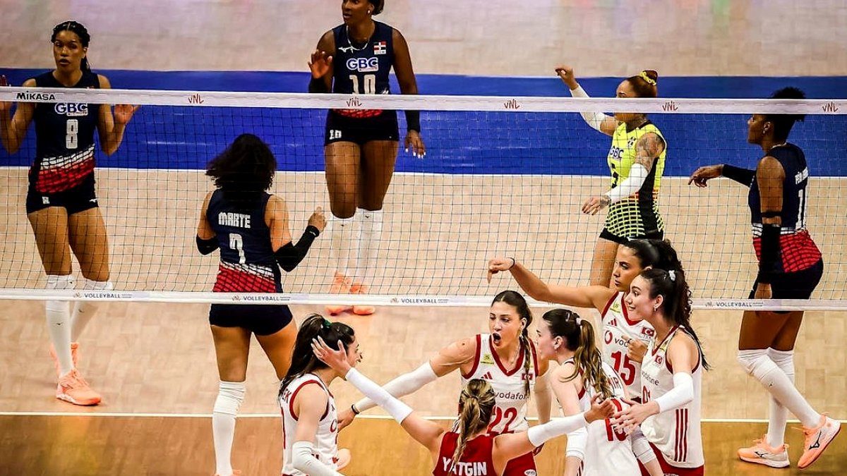 Filenin Sultanları VNL'e Fırtına Gibi Başladı: Dominik Cumhuriyeti'ni Tie-Break'te Devirdiler!