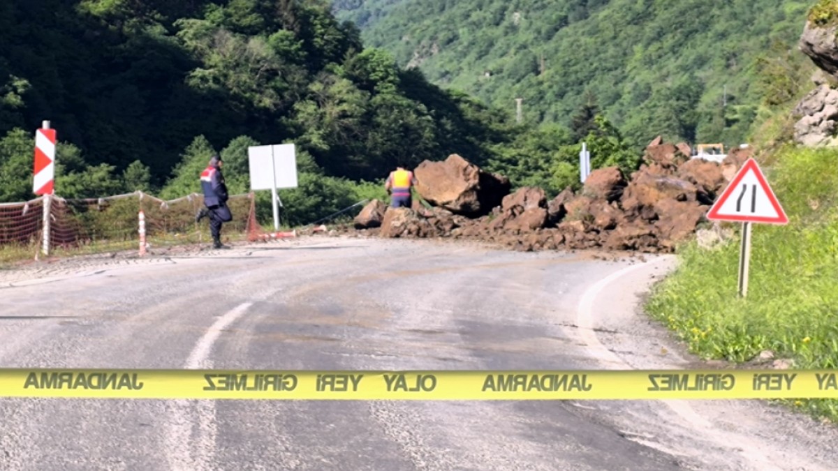 Trabzon-Bayburt Yolu Heyelan Nedeniyle Kapanırken Bölgede Çalışmalar Sürüyor