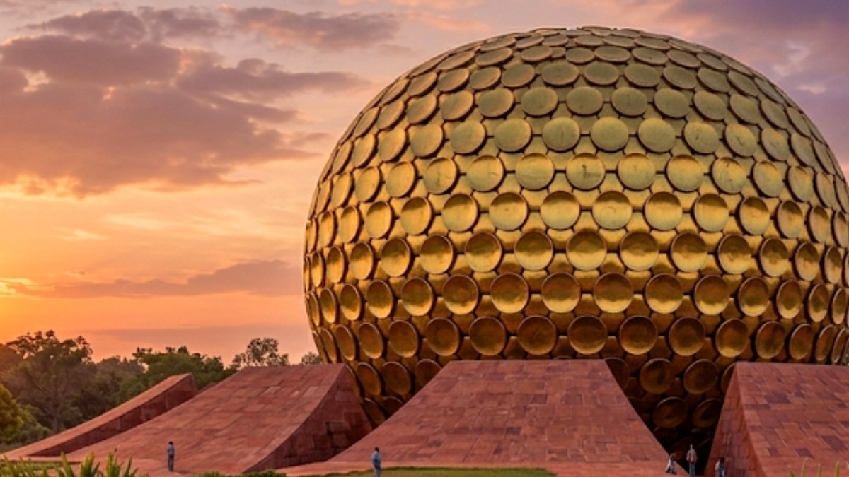 Hindistan'da Görkemli Altın Küre: Matrimandir'in Gizemli Aydınlatma Sistemi