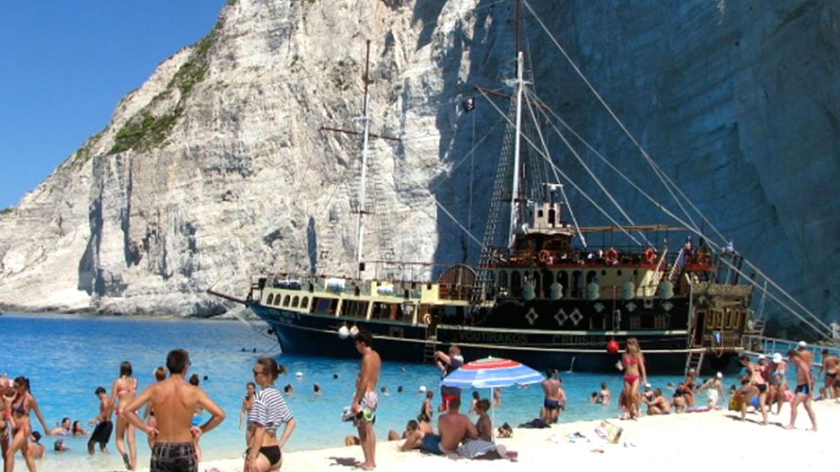 Zakintos Adası'nda Ünlü Plaj Heyelan Tehlikesi Nedeniyle Ziyarete Kapandı