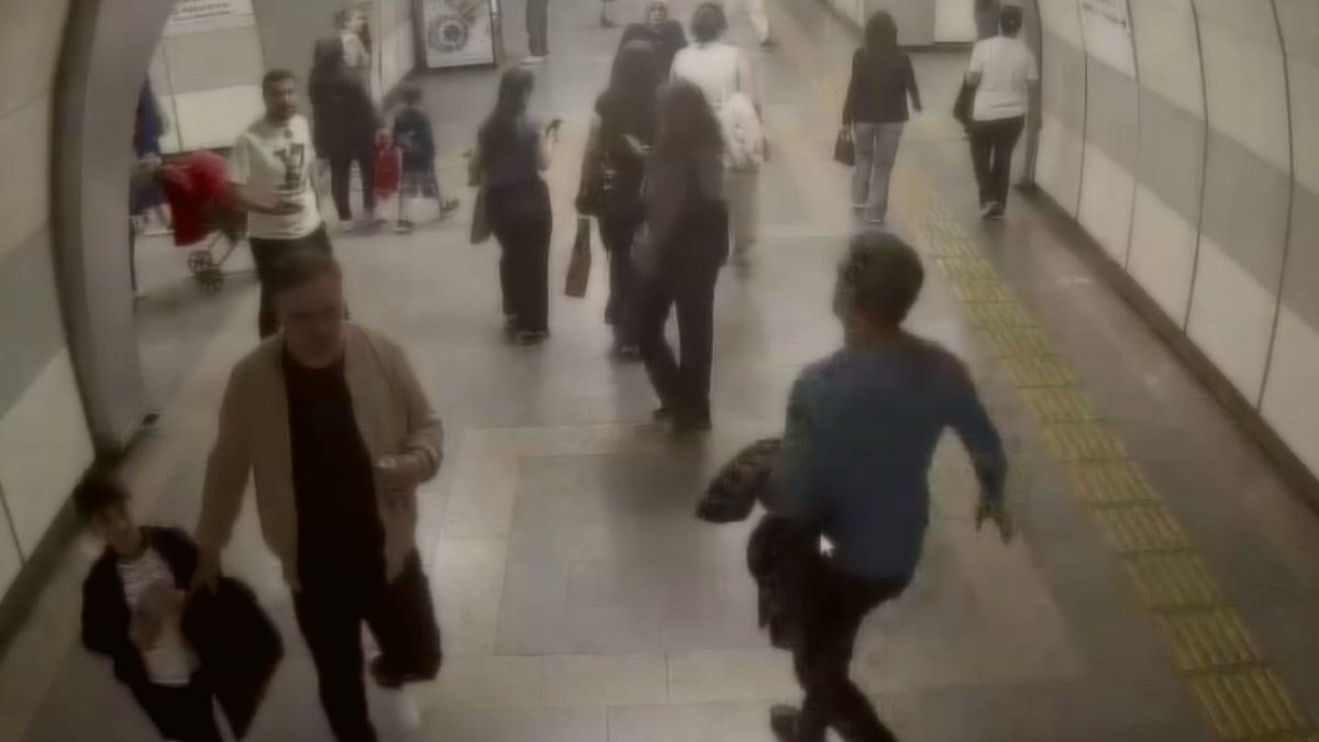 Mecidiyeköy Metrosunda Yankesicilik: Şüpheliler Kameradan Tespit Edilip Tutuklandı