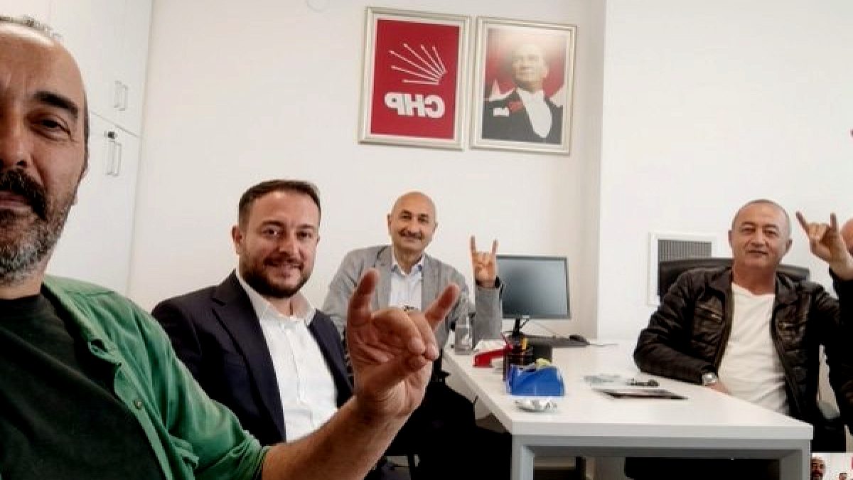 CHP Genel Merkezi'nde Bozkurt İşaretiyle Çekilen Fotoğraf Tartışma Yarattı