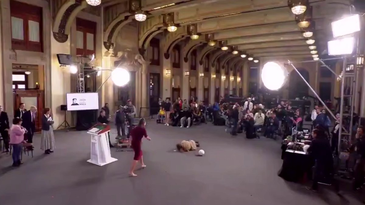 Meksika Başbakanı'ndan Gazeteciye Unutulmaz Jest: Topu Yakalamak İsterken Yere Düştü