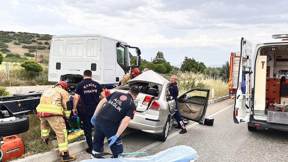 Kula'da Feci Kaza: TIR ile Otomobil Çarpıştı, 20 Yaşında Sürücü Ağır Yaralandı