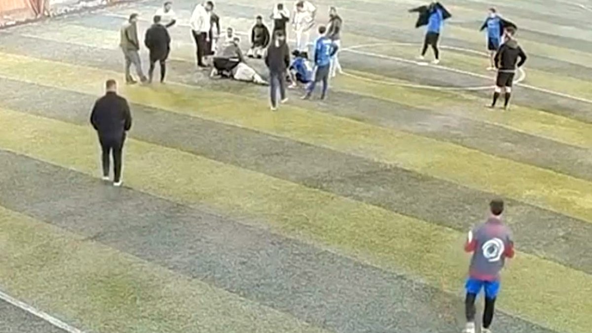 Halı Sahada Nefes Kesen Anlar: Dil Kaçmasıyla Yere Düşen Gence Zamanında Müdahale