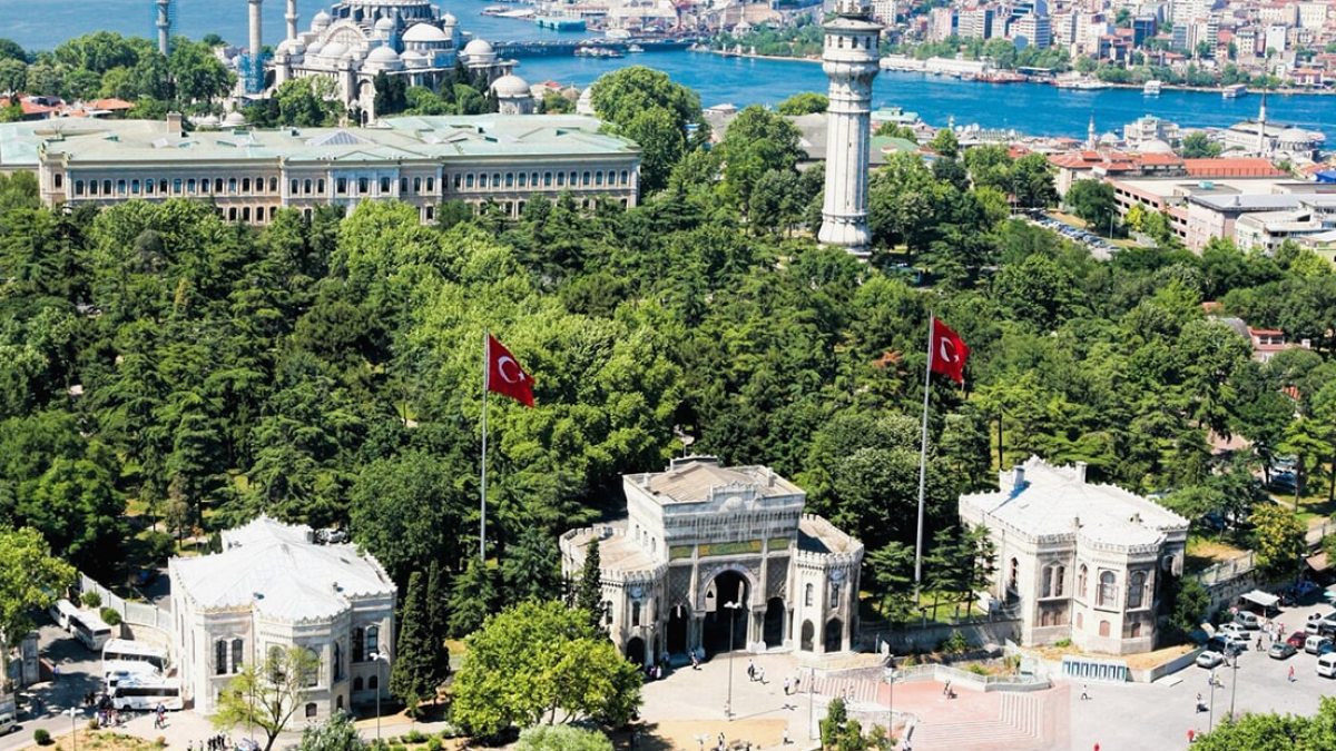 İstanbul Üniversitesi'nde Liyakat Krizi: Sınav Birincileri Elendi, Şoför Yakını Atandı