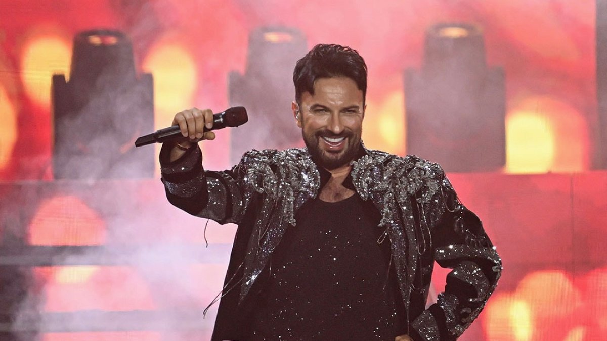 Tarkan Ankara'da Yağmura Meydan Okudu: Binlerce Hayranı Millet Bahçesi'ni Doldurdu