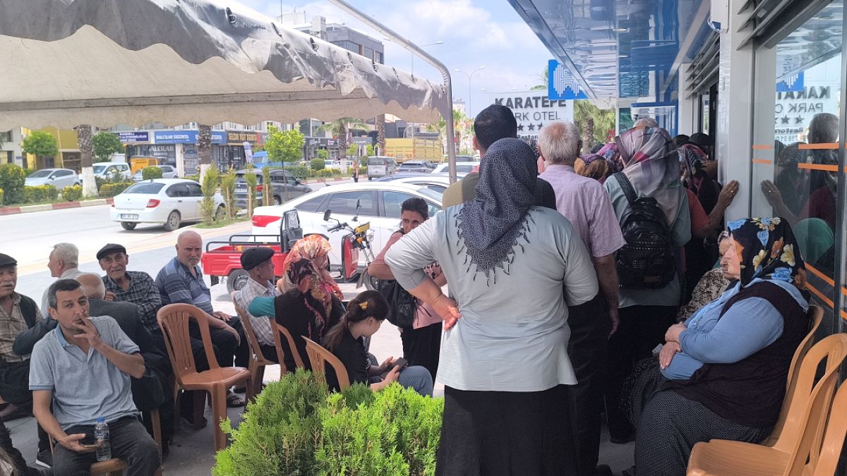 Sosyal Yardımlar Yeni Bankaya Taşınıyor: Vatandaş Yoğunluğa Rağmen Çile Çekiyor