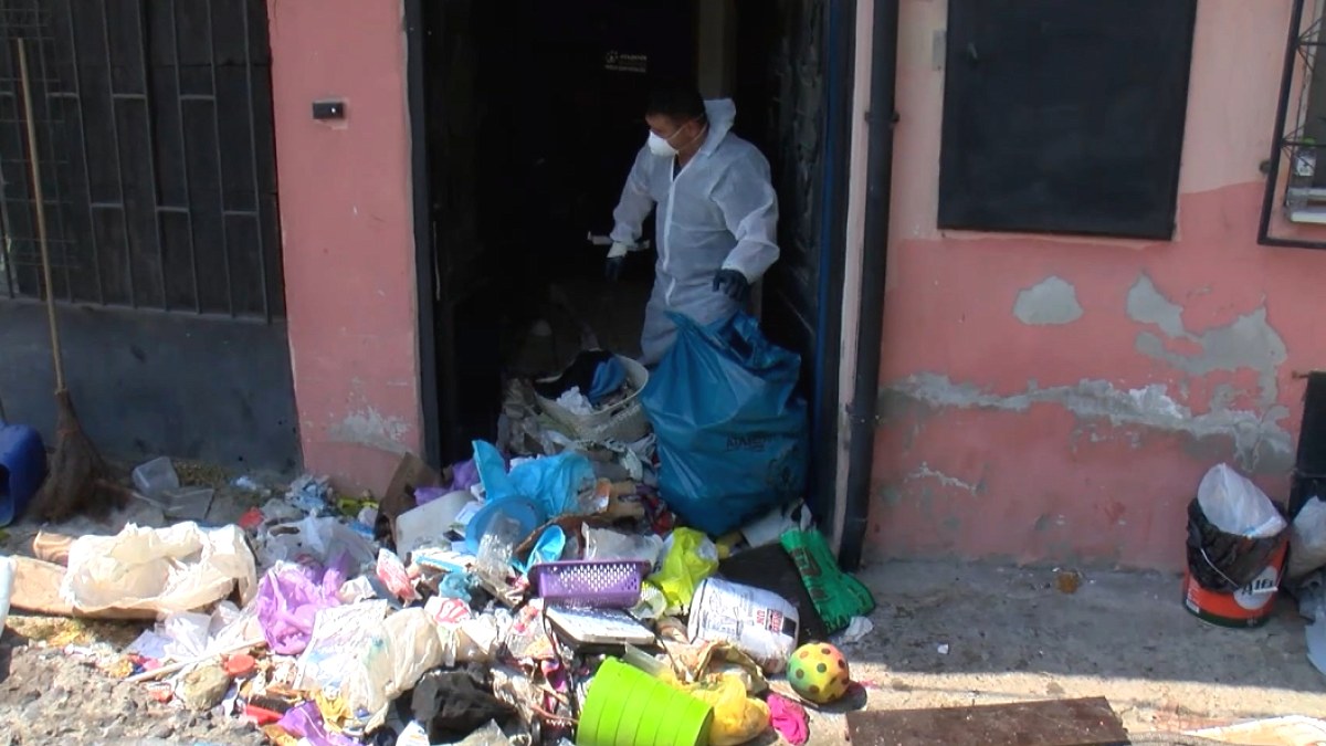 Ataşehir'de Çöp Evi İhbarı: 5 Kamyon Atık Çıkarıldı