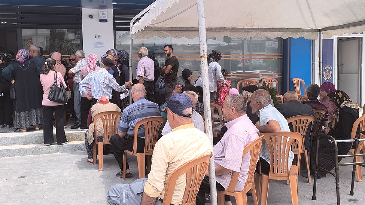 Sosyal Yardımlar Yeni Banka Üzerinden Ödenecek: Vatandaşlar Uzun Kuyruklar Oluşturdu