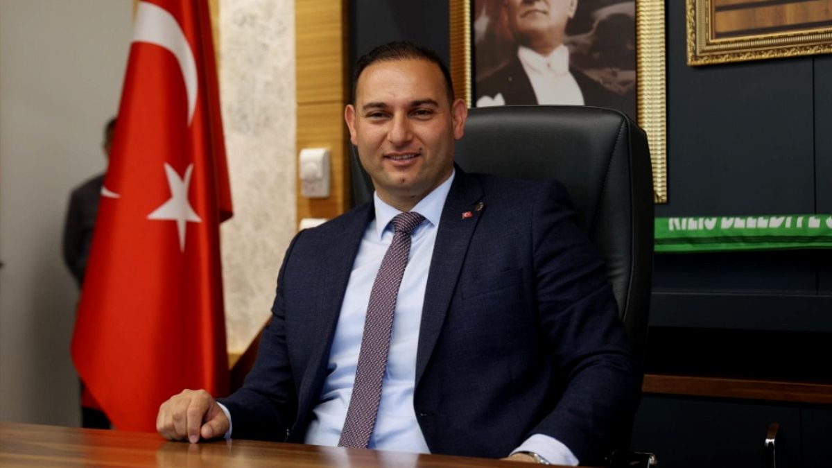 CHP'den İstifa Eden Belediye Başkanının AKP'ye Geçişi Eski Paylaşımları Nedeniyle Durdu