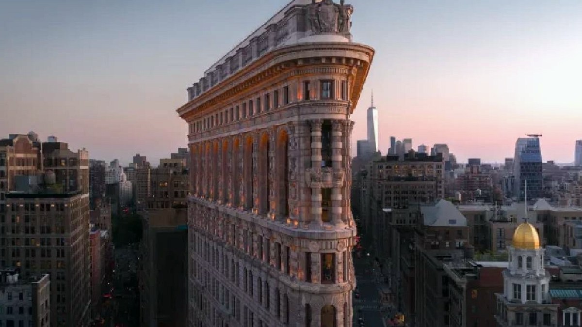 New York'un İkonik Flatiron Binası Tarihinde İlk Kez Işıklarla Buluştu