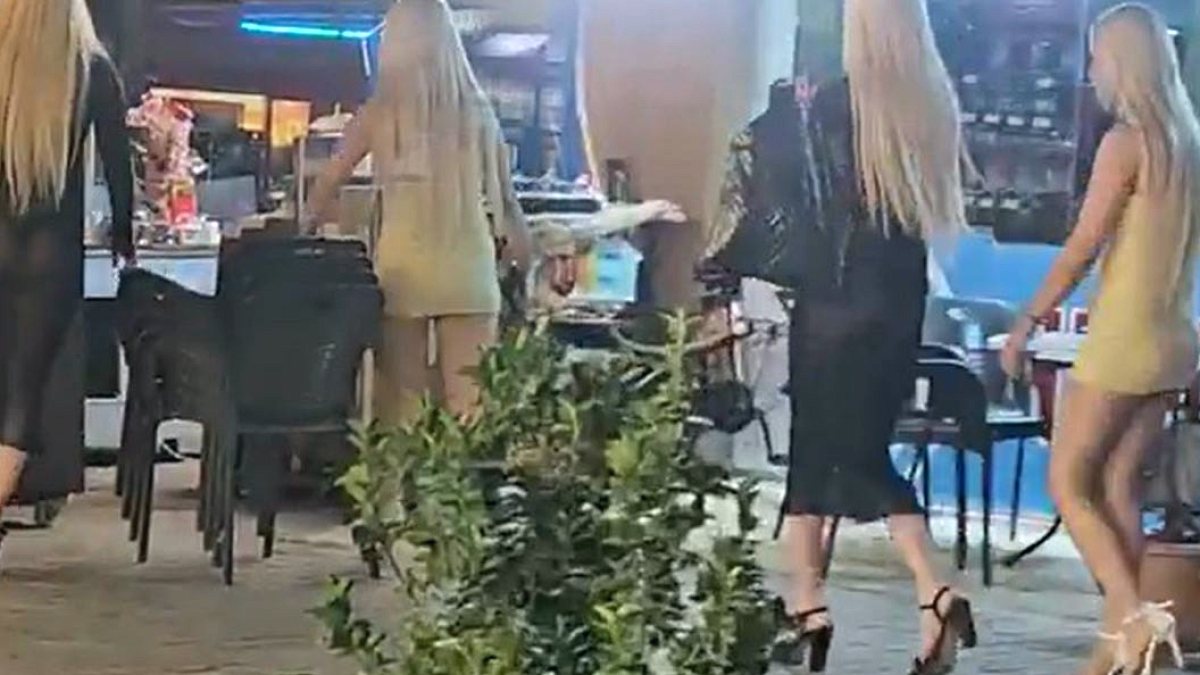 Antalya'da Rus Turistlerin Dikkat Çeken Anları Kamerada