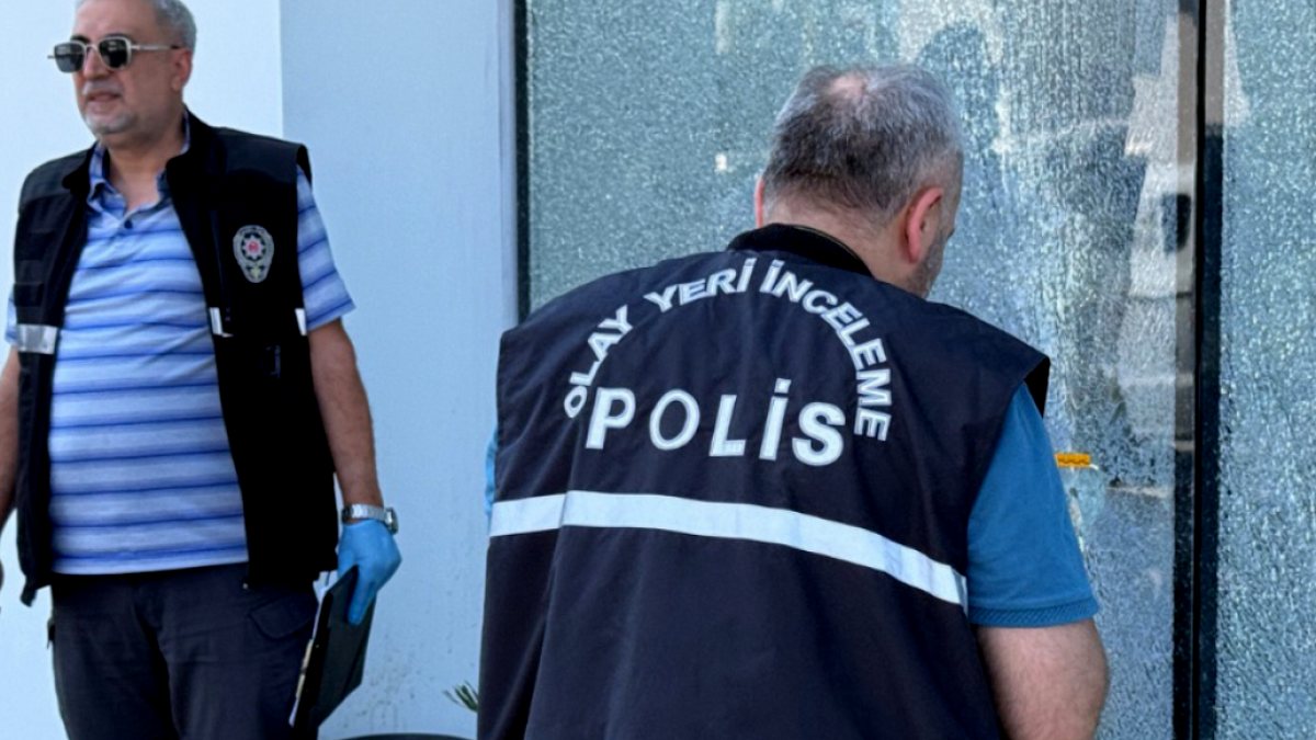 Antalya'da Oto Galeriye Silahlı Saldırı: Şüpheli Kaçtı, Polis Peşinde