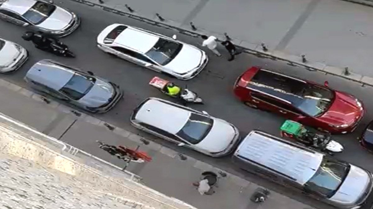 Trafikte Zincirleme Kaza Sonrası Sürücüye Yumruklu Saldırı Anı Kamerada
