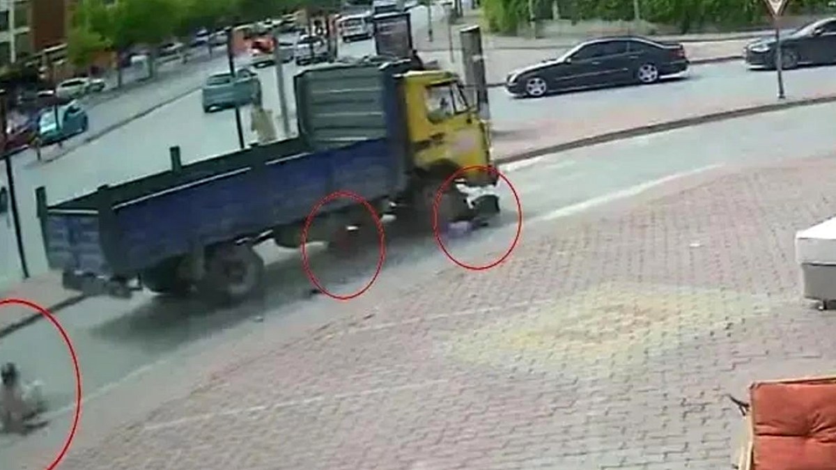 Konya'da Elektrikli Bisiklete Kamyonet Çarptı: 3 Çocuk Yaralandı