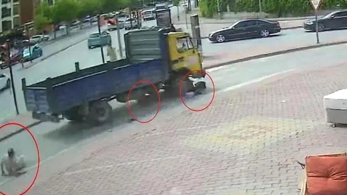 Konya'da Feci Kaza: Elektrikli Bisikletteki 4 Kişi Kamyonetin Altında Kaldı