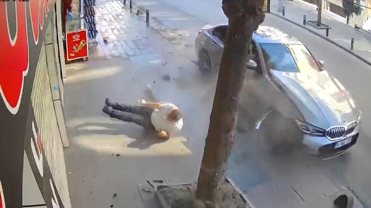 Küçükçekmece'de Otomobil Kaldırımdaki Yaya Çarptı: Bir Yaralı