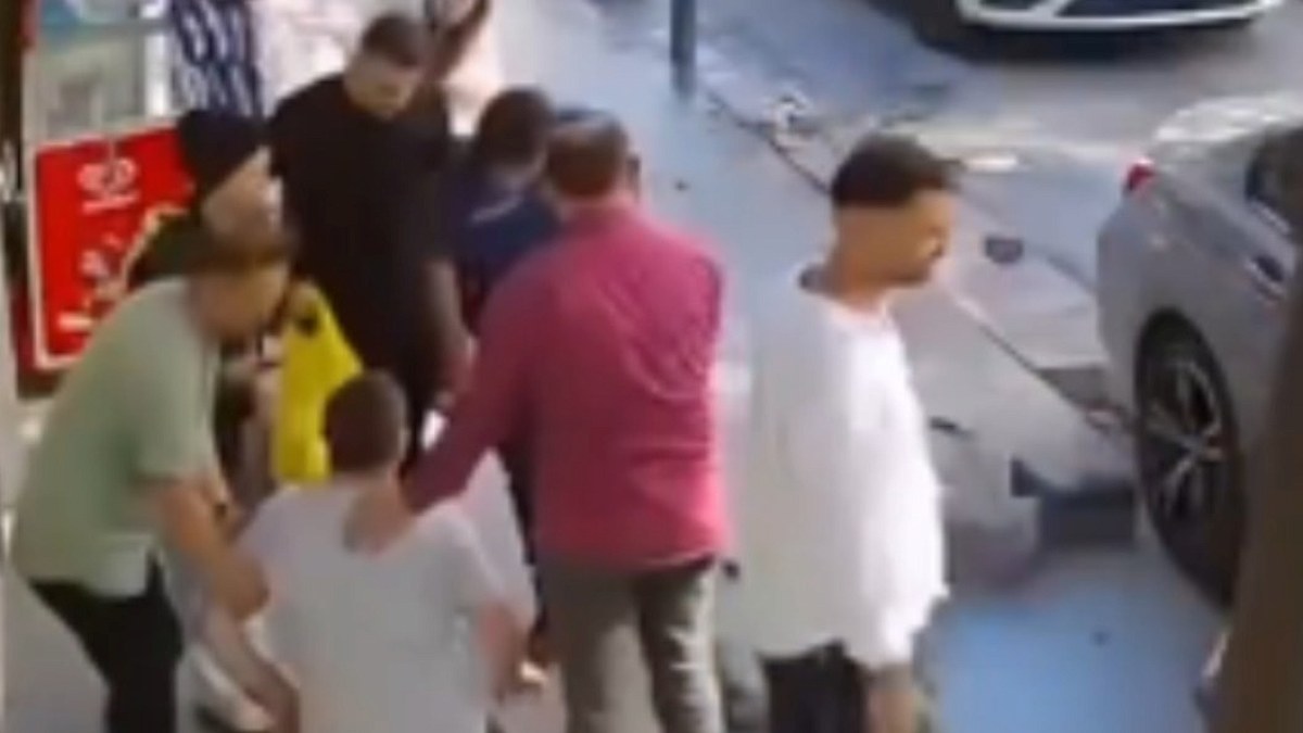 Sokakta Yürüyen Vatandaşa Çarptı, Yaralıyı Bırakıp Aracını Kontrol Etti