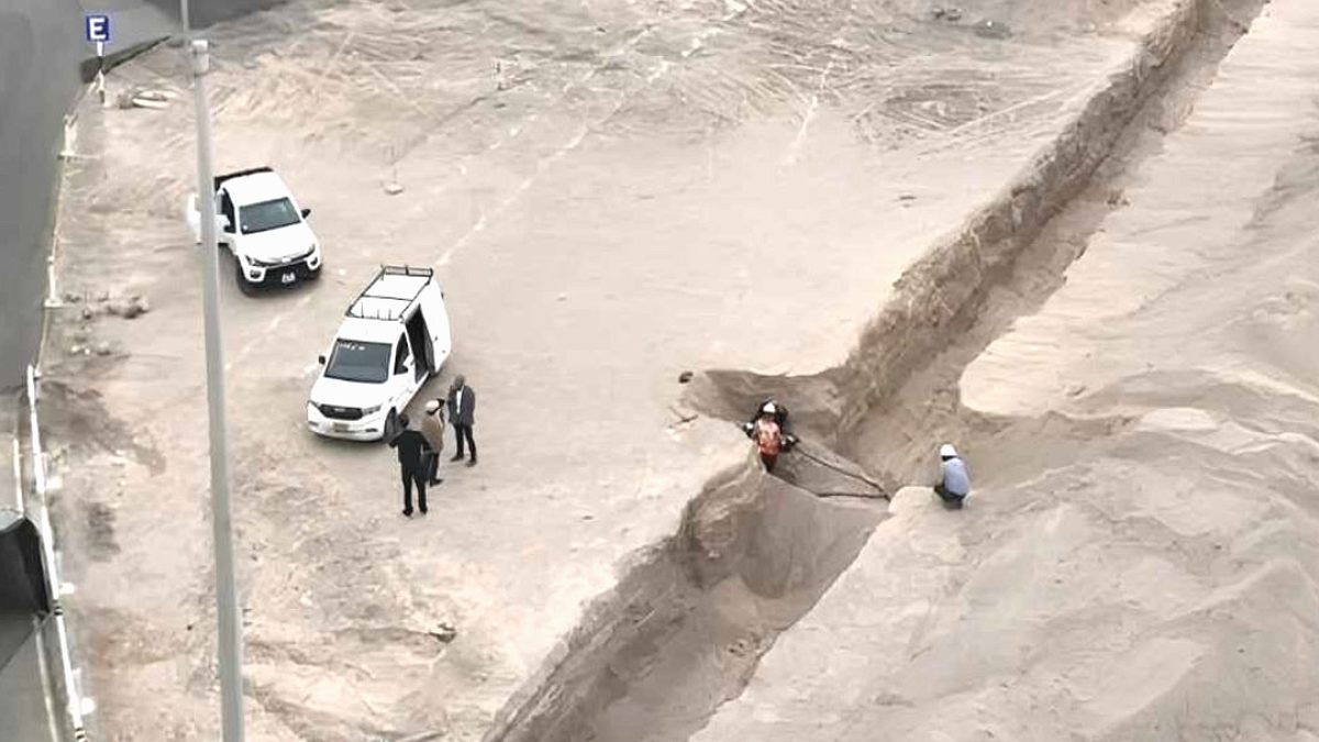 Peru ve Şili Sınırında Farklı Amaçlarla Hendek Kazılıyor