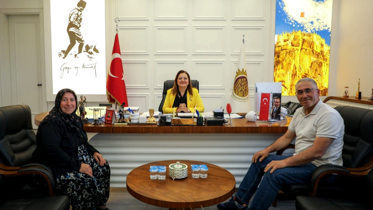 Belediye Başkanının İşten Çıkarma Sonrası Aile Ziyareti Tartışma Yarattı