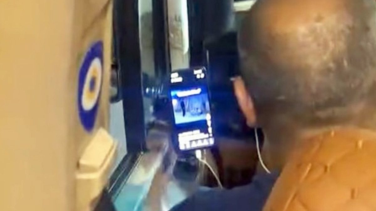 Minibüs Şoförü Yolcuları Tehlikeye Attı: Video İzlerken Direksiyon Salladı