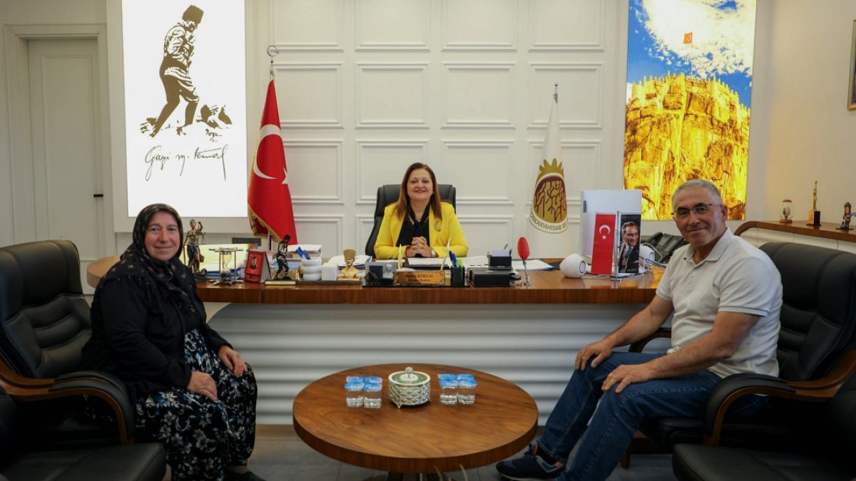 Afyonkarahisar Belediye Başkanı'ndan Tartışmalı Ziyaret: İşten Çıkarılan Personelin Ailesi Makamda Ağırlanıyor