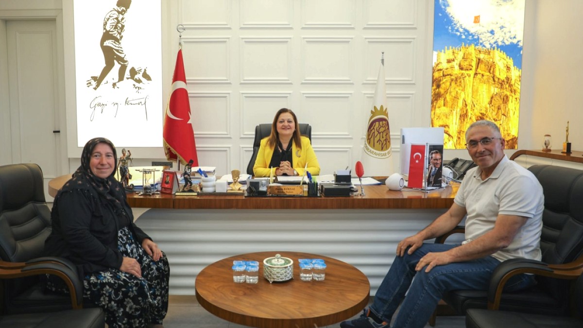 Belediye Başkanının Tartışmalı Hamlesi: İşten Çıkarılan Çalışanın Ailesiyle Fotoğrafı Tepki Çekti