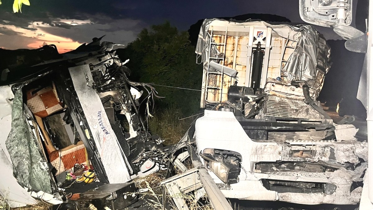 Manisa'da Trafiği Felç Eden Korkunç Kaza: İki TIR Kafa Kafaya Çarpıştı