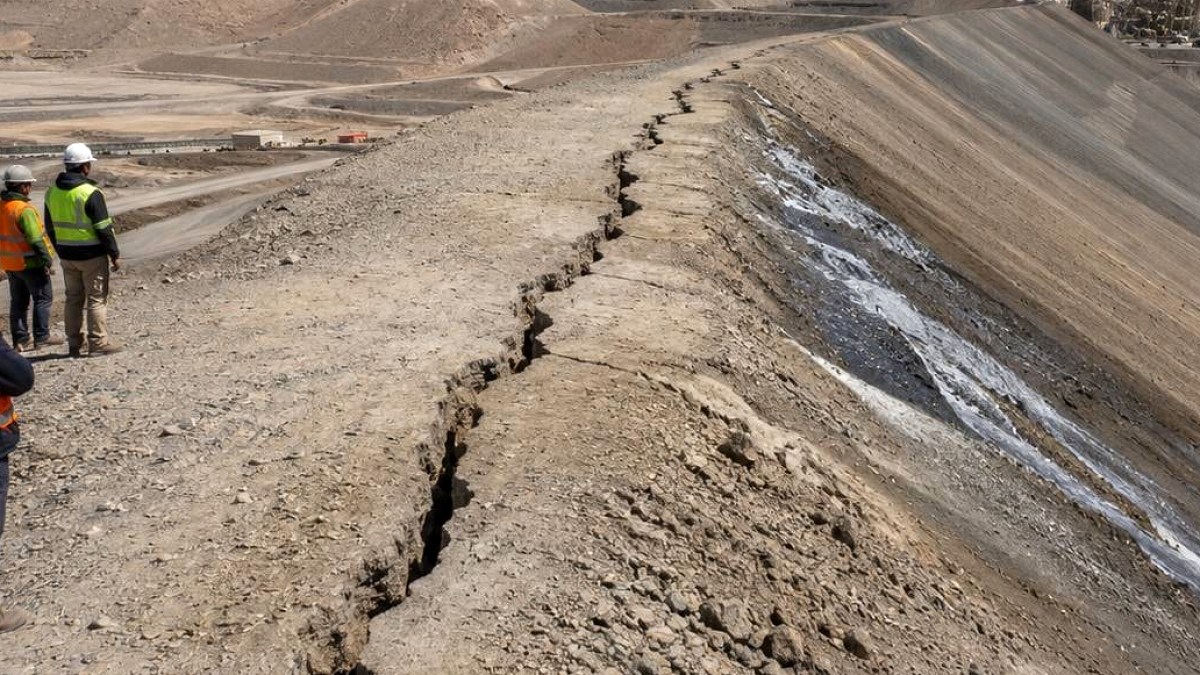 Şili'de Bakır Madeni Atık Barajında Büyük Çatlak: Güvenlik Endişesi