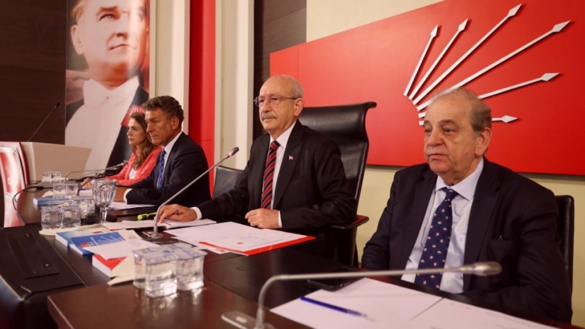 CHP'de Kurultay Tartışması: Kılıçdaroğlu Olağan Kurultay Kararı Aldı