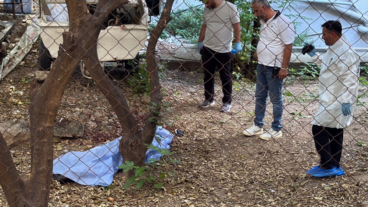 Antalya'da Apartman Bahçesinde Korkunç Cinayet: Genç Adam Ölü Bulundu