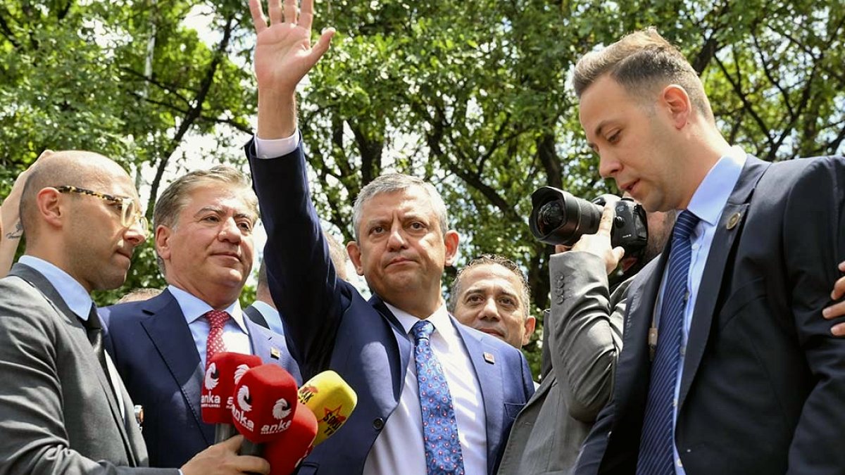 Özgür Özel'den Yeni Parti Açıklaması: "Mücadeleye Devam Edeceğiz"