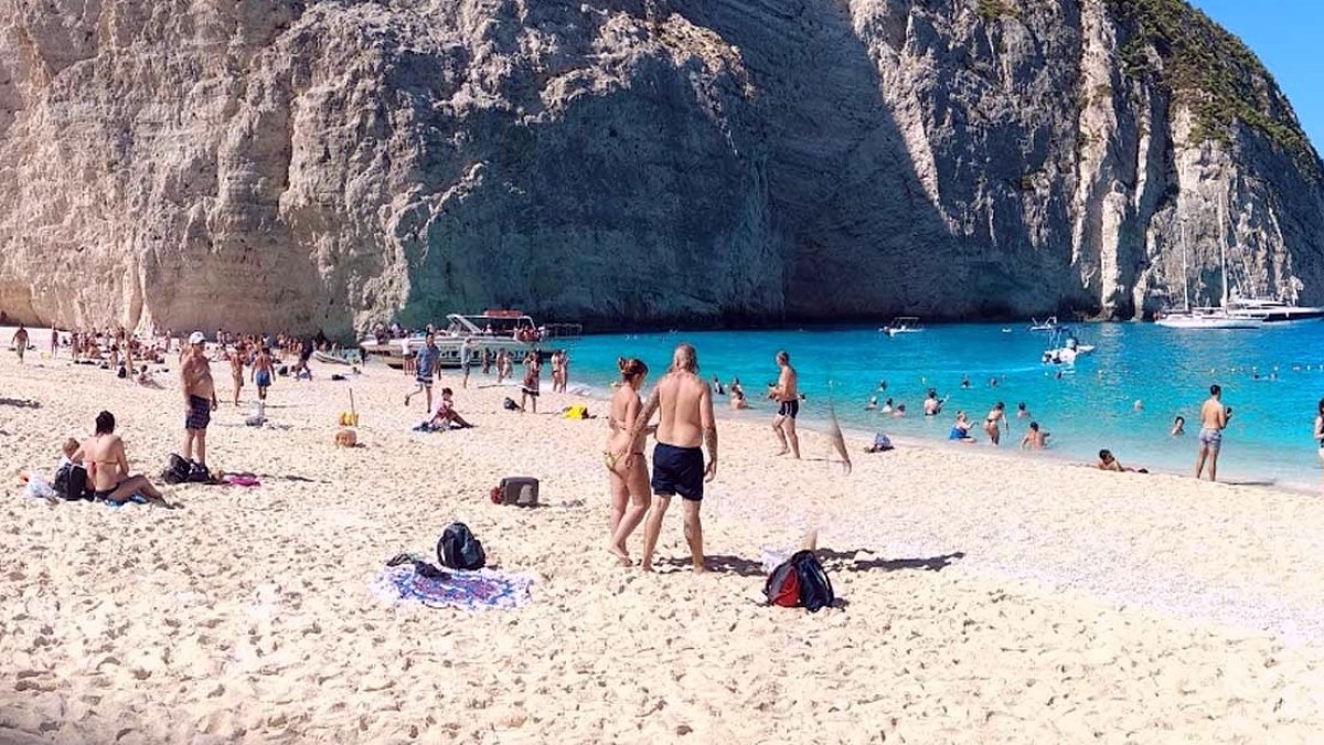 Zakynthos'un Efsanevi Plajı Kapatıldı: Ölümcül Tehlike Uyarısı