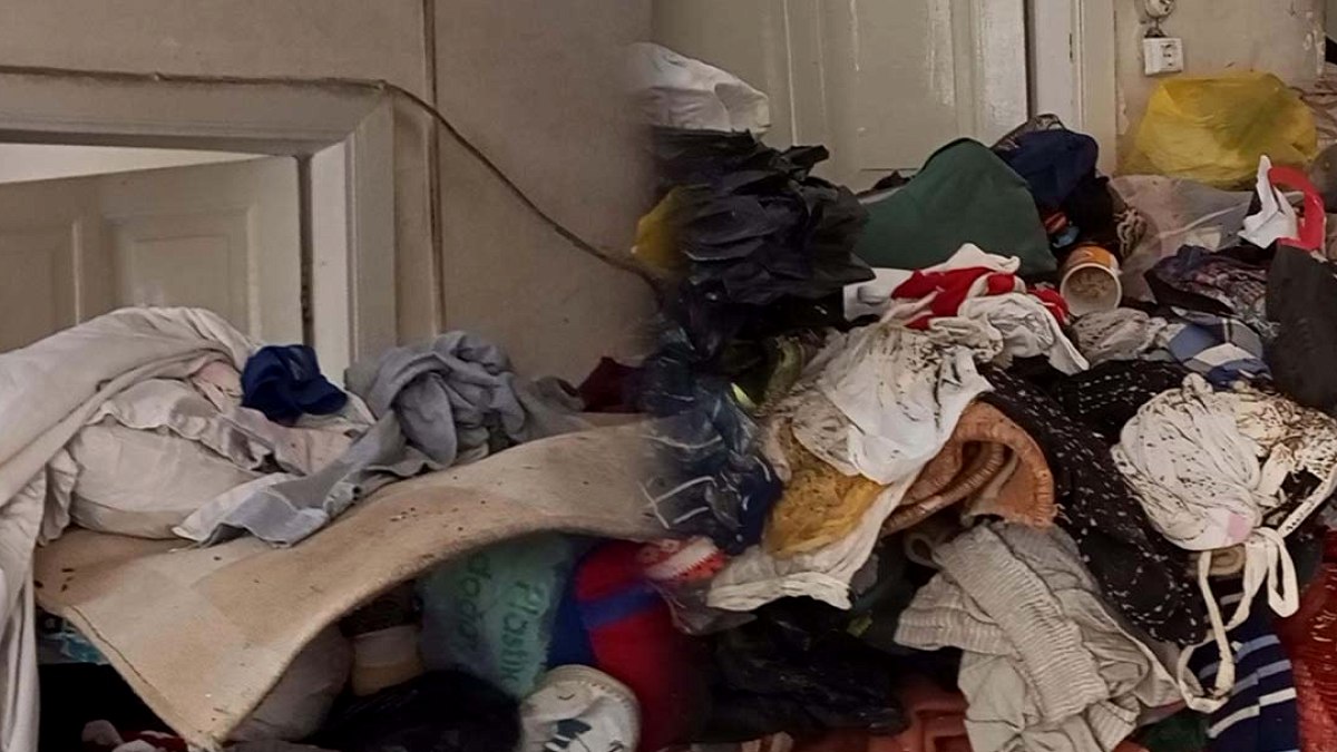 İnsanın Yaşam Alanını Esir Alan Çöp Ev: 6 Kamyon Çöp Çıkarıldı