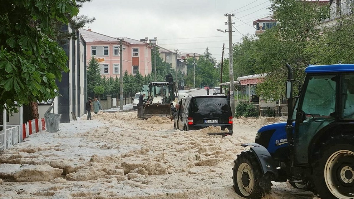 Afyonkarahisar'da Şiddetli Dolu: Hayatı Durdurdu, Bahçeler Yerle Bir Oldu