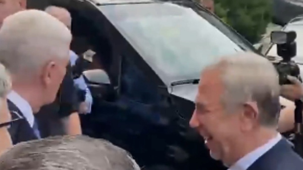 Müsavat Dervişoğlu ve Mansur Yavaş Arasındaki Esprili Uğurlama Anları