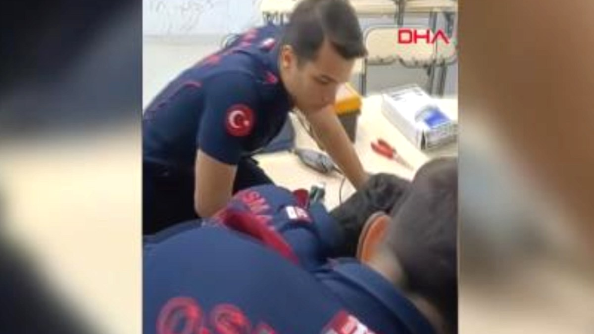 Oyun Oynarken Parmağı Sıkışan Minik Talha'ya İtfaiye Müdahale Etti