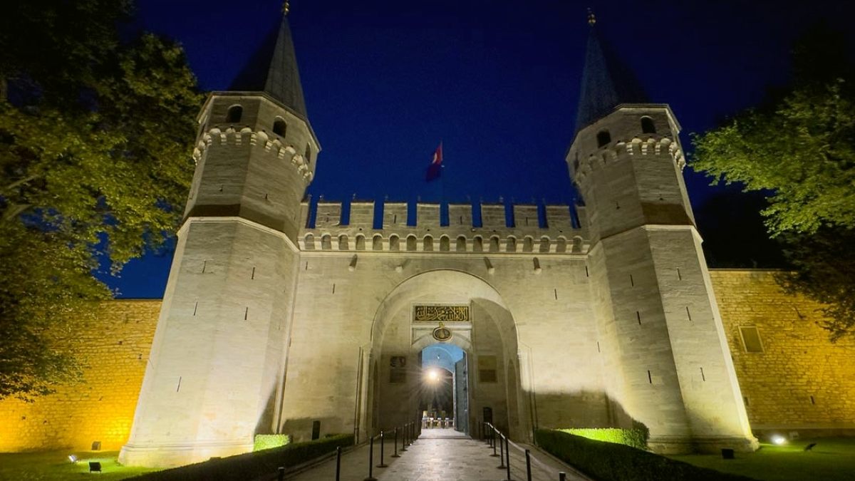 Topkapı Sarayı Geceleri Aydınlanıyor: Yeni Rotalar ve Mekanlar Ziyaretçilerle Buluşuyor