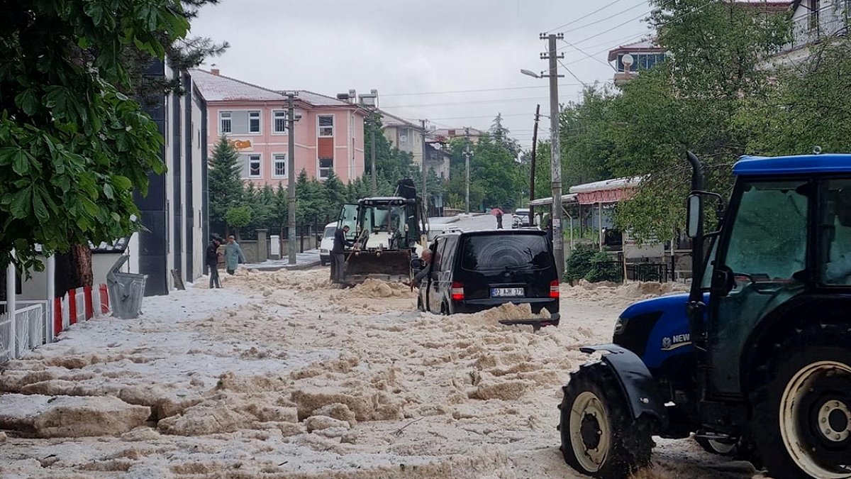 Afyonkarahisar'da Beklenmedik Dolu Fırtınası: Ekinler Zarar Gördü, Ulaşım Aksadı