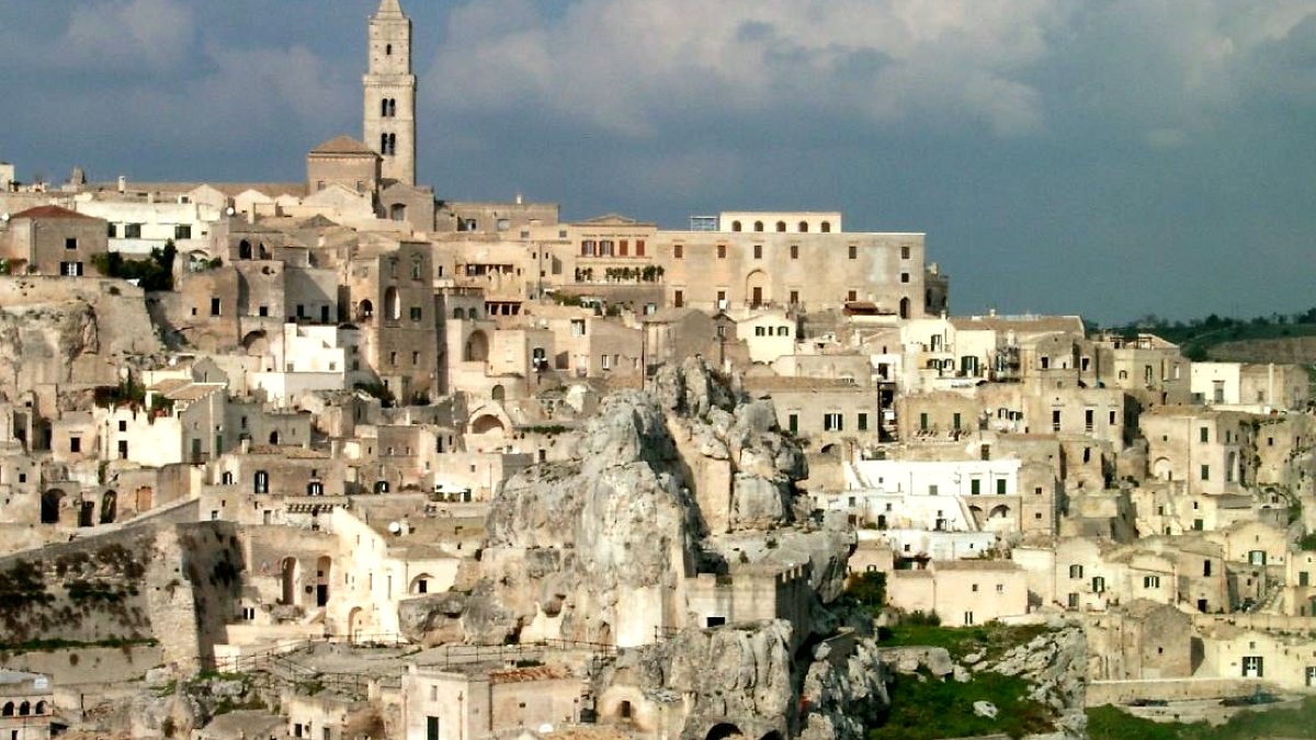 Matera'da Tarihi Dokuyu Yırtıcı Kuşlar Mesken Tutuyor