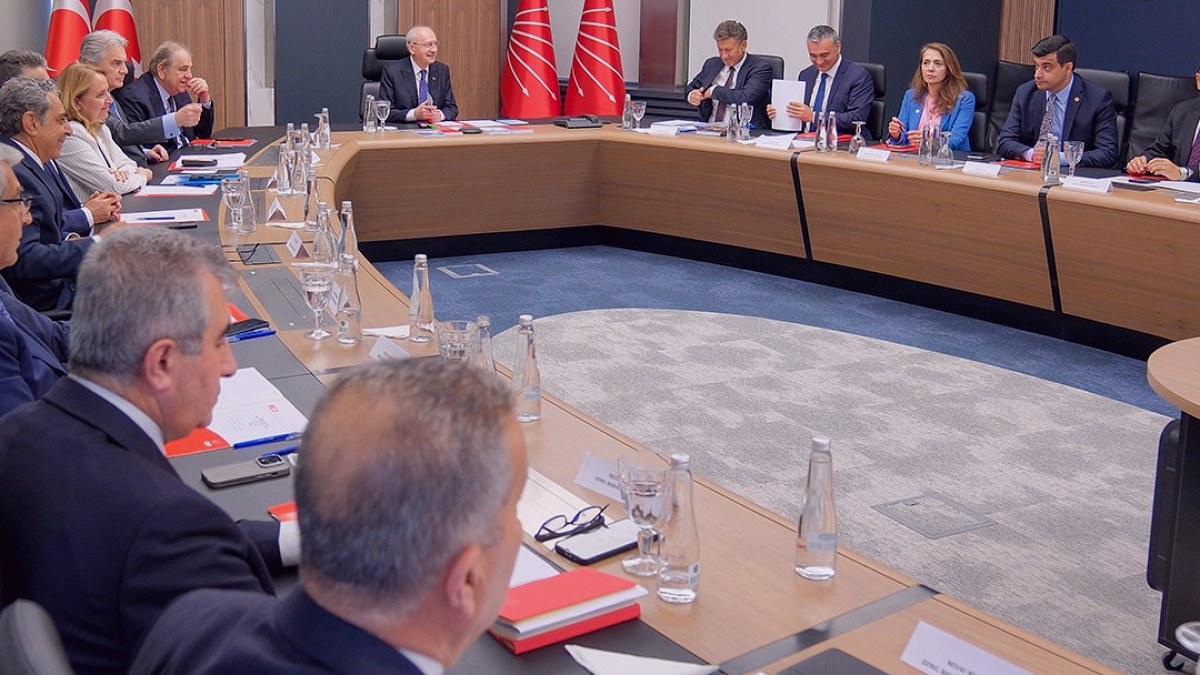 CHP'de Kurultay Mesaisi: İmzalar Yarın Teslim Ediliyor
