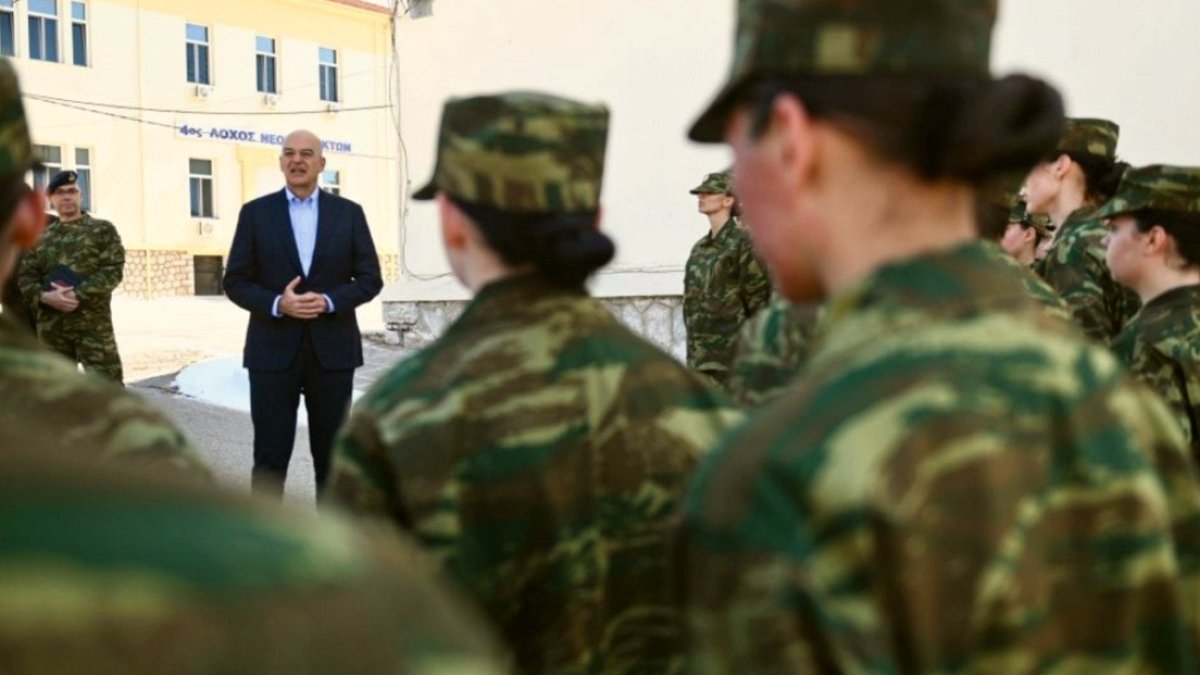 Yunanistan'da Gönüllü Kadın Askerlik Projesi Büyük Kaçışla Sarsıldı